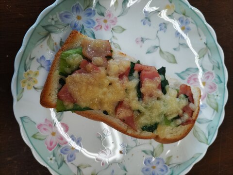 チンゲン菜とベーコンのバター炒め乗せチーズトースト